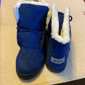 NWOT Blue Suede bootie,  size 9.  Warm furry lining,  w/black rubber soles.